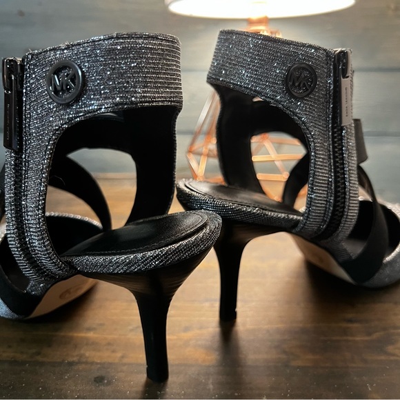 NWOT & Rare Size 9 Michael Michael Kors Meadow Mid Pump Silver - Picture 2 of 7